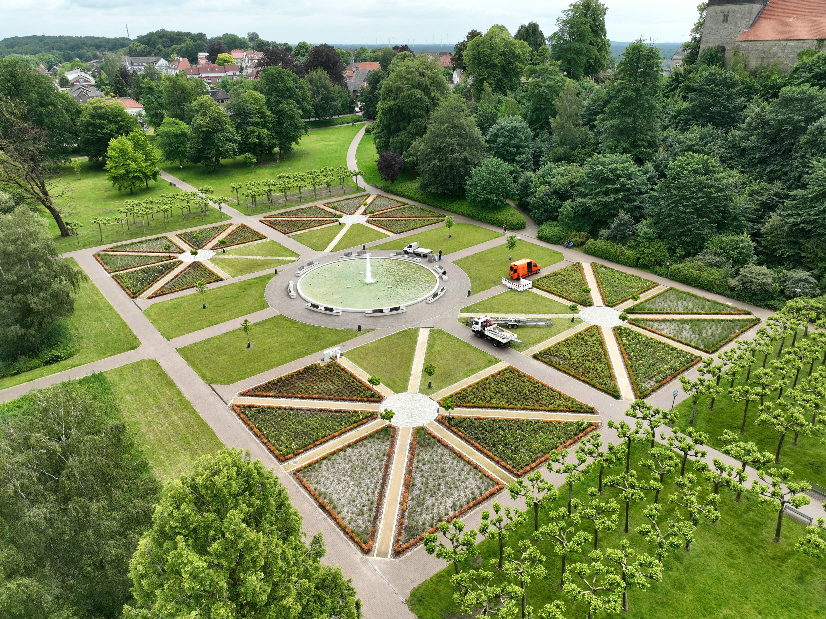 Bad Bentheim | Installation der neuen Beleuchtung im Schloßpark