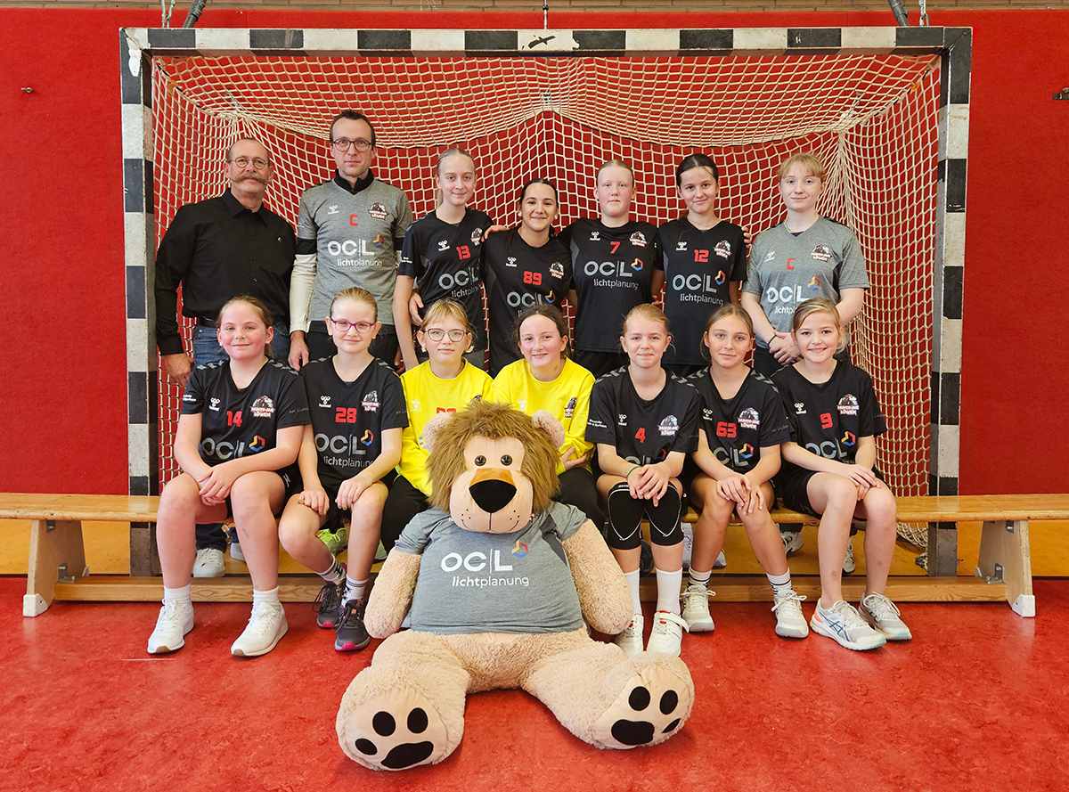 Weibliche D-Jugend der Hunte-Aue-Löwen mit neuen Trikots